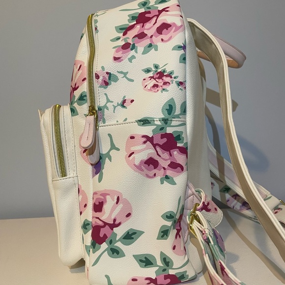 Perfect condition Betsey Johnson girls/women’s faux leather backpack. - Picture 5 of 8